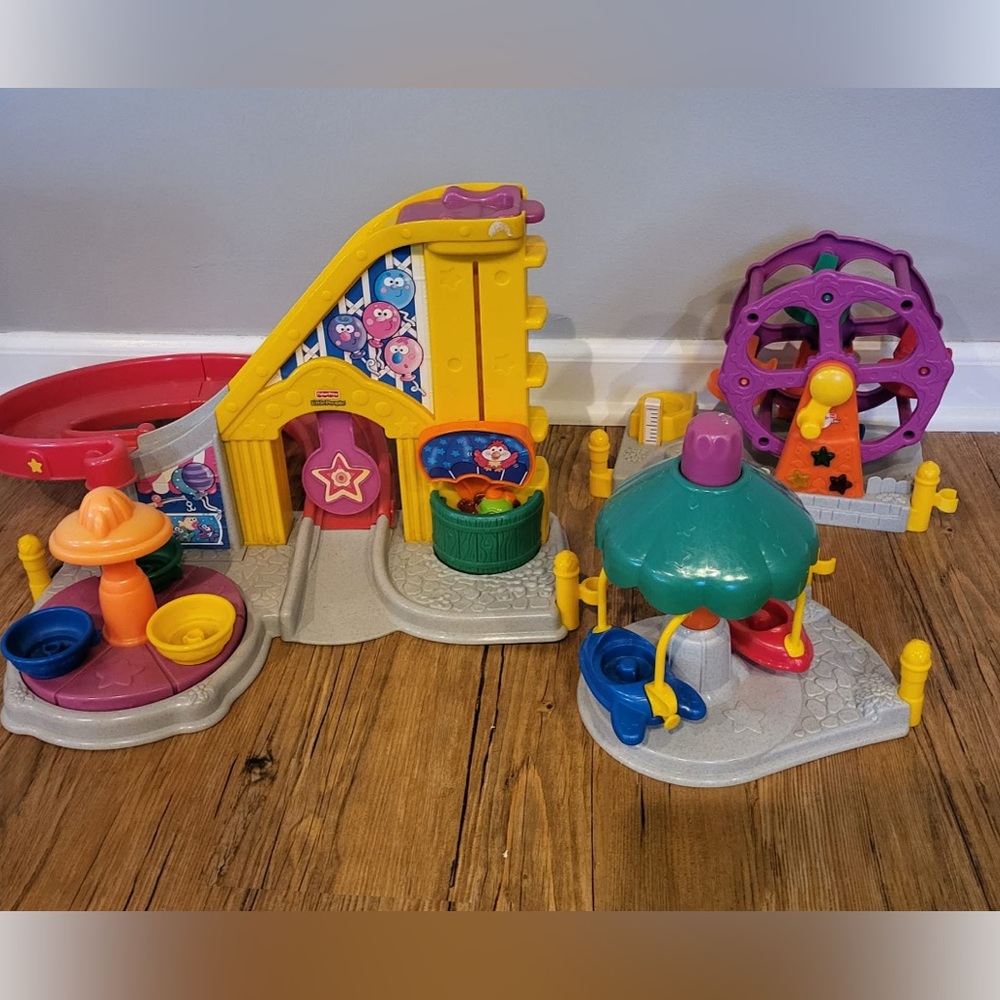 Fisher-Price Little People Amusement Park Carnival Set Music & Sounds